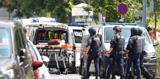 Policías y personal médico a las afueras del instituto Dreierschützengasse tras un tiroteo en Graz, Austria, el 10 de junio de 2025. Al menos nueve personas murieron en el incidente, incluido el tirador, confirmaron las autoridades. Foto La Hora: EFE.