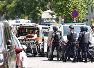 Policías y personal médico a las afueras del instituto Dreierschützengasse tras un tiroteo en Graz, Austria, el 10 de junio de 2025. Al menos nueve personas murieron en el incidente, incluido el tirador, confirmaron las autoridades. Foto La Hora: EFE.