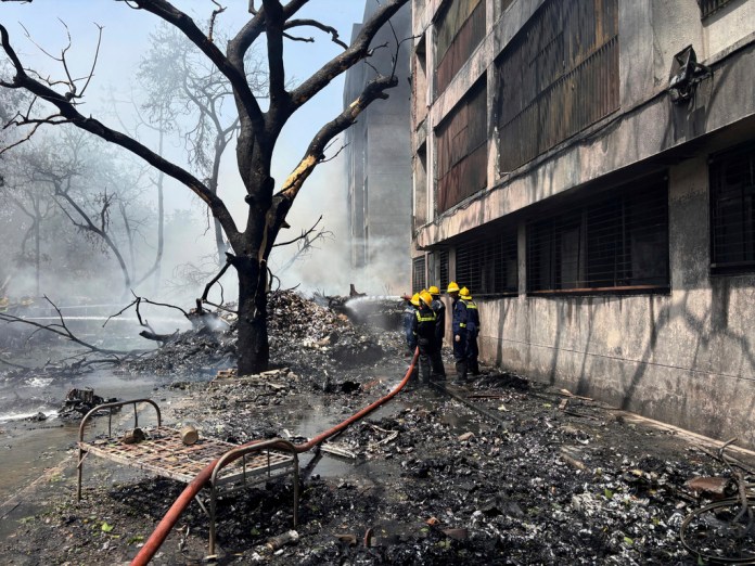 Bomberos trabajan en el lugar donde se estrelló un avión en la ciudad noroccidental de Ahmedabad, en el estado de Gujarat, India, el jueves 12 de junio de 2025. Foto La Hora: AP.