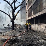 Bomberos trabajan en el lugar donde se estrelló un avión en la ciudad noroccidental de Ahmedabad, en el estado de Gujarat, India, el jueves 12 de junio de 2025. Foto La Hora: AP.