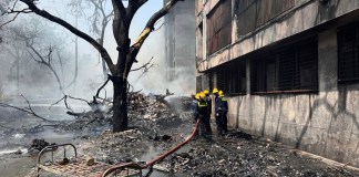 Bomberos trabajan en el lugar donde se estrelló un avión en la ciudad noroccidental de Ahmedabad, en el estado de Gujarat, India, el jueves 12 de junio de 2025. Foto La Hora: AP.