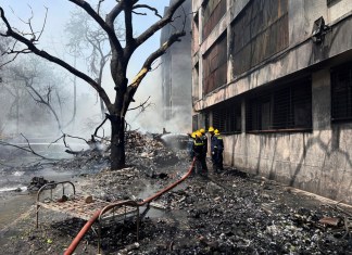 Bomberos trabajan en el lugar donde se estrelló un avión en la ciudad noroccidental de Ahmedabad, en el estado de Gujarat, India, el jueves 12 de junio de 2025. Foto La Hora: AP.