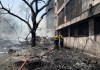 Bomberos trabajan en el lugar donde se estrelló un avión en la ciudad noroccidental de Ahmedabad, en el estado de Gujarat, India, el jueves 12 de junio de 2025. Foto La Hora: AP.