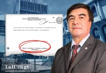 El presidente de la Corte Suprema de Justicia, Teódulo Cifuentes, en un montaje junto al acta del pleno en donde no aparece su firma junto a la de otros dos magistrados. Diseño: La Hora / Alejandro Ramírez.