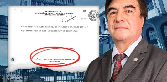 El presidente de la Corte Suprema de Justicia, Teódulo Cifuentes, en un montaje junto al acta del pleno en donde no aparece su firma junto a la de otros dos magistrados. Diseño: La Hora / Alejandro Ramírez.