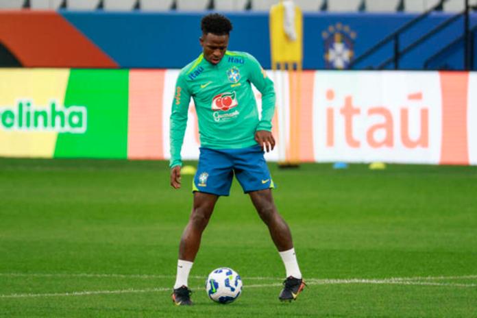 El jugador de la selección brasileña, Vinícius Júnior, controla el balón durante un entrenamiento este lunes, en el estadio Neo Química Arena de São Paulo (Brasil). Brasil se prepara por las eliminatorias sudamericanas para el Mundial de 2026 contra Paraguay el martes.. Foto La Hora. EFE.