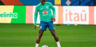 El jugador de la selección brasileña, Vinícius Júnior, controla el balón durante un entrenamiento este lunes, en el estadio Neo Química Arena de São Paulo (Brasil). Brasil se prepara por las eliminatorias sudamericanas para el Mundial de 2026 contra Paraguay el martes.. Foto La Hora. EFE.