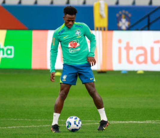 El jugador de la selección brasileña, Vinícius Júnior, controla el balón durante un entrenamiento este lunes, en el estadio Neo Química Arena de São Paulo (Brasil). Brasil se prepara por las eliminatorias sudamericanas para el Mundial de 2026 contra Paraguay el martes.. Foto La Hora. EFE.