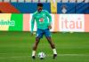 El jugador de la selección brasileña, Vinícius Júnior, controla el balón durante un entrenamiento este lunes, en el estadio Neo Química Arena de São Paulo (Brasil). Brasil se prepara por las eliminatorias sudamericanas para el Mundial de 2026 contra Paraguay el martes.. Foto La Hora. EFE.