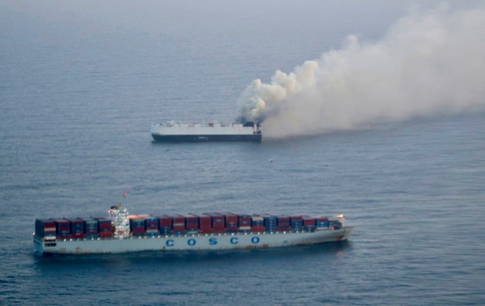 En esta foto suministrada por la Guardia Costera de EEUU se ve humo saliendo del buque de carga Morning Midas, a unos 480 kilómetros (300 millas) de Adak, Alaska, el 3 de junio de 2025. (Guardia Costera de EEUU/Cortesía de Estación Aérea Kodiak vía. Foto La Hora: AP.