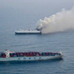 En esta foto suministrada por la Guardia Costera de EEUU se ve humo saliendo del buque de carga Morning Midas, a unos 480 kilómetros (300 millas) de Adak, Alaska, el 3 de junio de 2025. (Guardia Costera de EEUU/Cortesía de Estación Aérea Kodiak vía. Foto La Hora: AP.