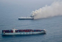 En esta foto suministrada por la Guardia Costera de EEUU se ve humo saliendo del buque de carga Morning Midas, a unos 480 kilómetros (300 millas) de Adak, Alaska, el 3 de junio de 2025. (Guardia Costera de EEUU/Cortesía de Estación Aérea Kodiak vía. Foto La Hora: AP.
