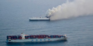 En esta foto suministrada por la Guardia Costera de EEUU se ve humo saliendo del buque de carga Morning Midas, a unos 480 kilómetros (300 millas) de Adak, Alaska, el 3 de junio de 2025. (Guardia Costera de EEUU/Cortesía de Estación Aérea Kodiak vía. Foto La Hora: AP.