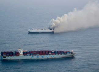 En esta foto suministrada por la Guardia Costera de EEUU se ve humo saliendo del buque de carga Morning Midas, a unos 480 kilómetros (300 millas) de Adak, Alaska, el 3 de junio de 2025. (Guardia Costera de EEUU/Cortesía de Estación Aérea Kodiak vía. Foto La Hora: AP.