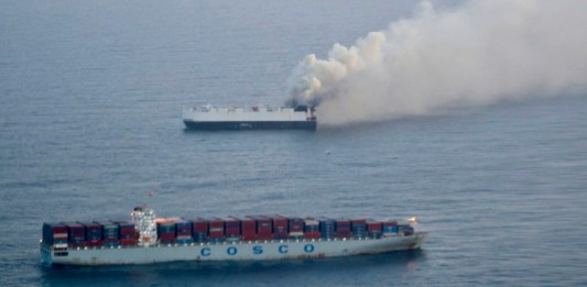 En esta foto suministrada por la Guardia Costera de EEUU se ve humo saliendo del buque de carga Morning Midas, a unos 480 kilómetros (300 millas) de Adak, Alaska, el 3 de junio de 2025. (Guardia Costera de EEUU/Cortesía de Estación Aérea Kodiak vía. Foto La Hora: AP.