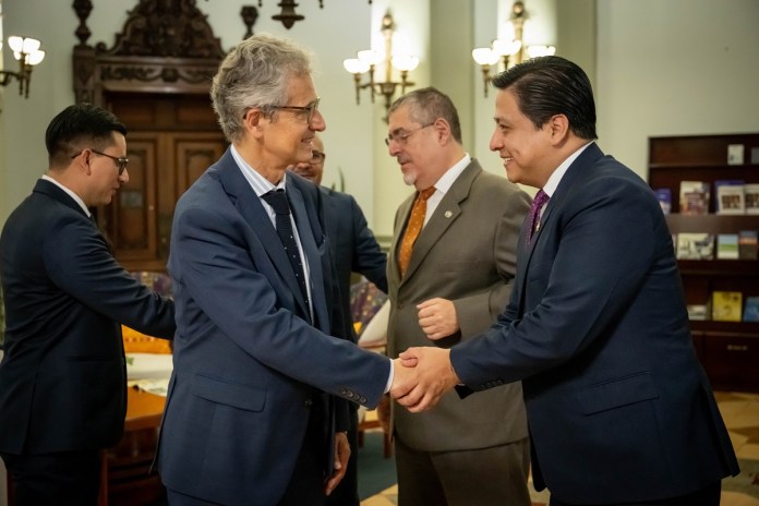El director ejecutivo de la Comisión Nacional contra la Corrupción, Julio Flores y el presidente Bernardo Arévalo, junto con el presidente de Transparencia Internacional, François Valérian.