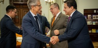 El director ejecutivo de la Comisión Nacional contra la Corrupción, Julio Flores y el presidente Bernardo Arévalo, junto con el presidente de Transparencia Internacional, François Valérian.