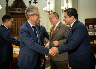El director ejecutivo de la Comisión Nacional contra la Corrupción, Julio Flores y el presidente Bernardo Arévalo, junto con el presidente de Transparencia Internacional, François Valérian.
