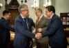El director ejecutivo de la Comisión Nacional contra la Corrupción, Julio Flores y el presidente Bernardo Arévalo, junto con el presidente de Transparencia Internacional, François Valérian.