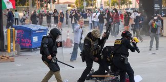 Golpes y caos en California: protesta contra deportaciones se sale de control Golpes y caos en California: protesta contra deportaciones se sale de control