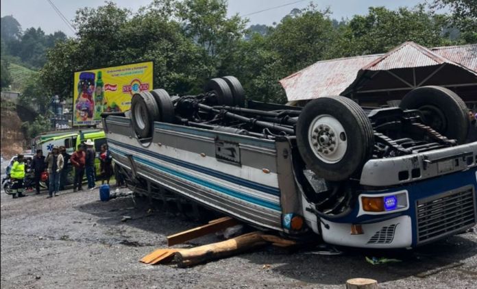 Autobús queda volcado sobre la cinta asiática en inmediaciones del kilómetro 126 de la ruta Interamericana.