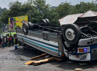 Autobús queda volcado sobre la cinta asiática en inmediaciones del kilómetro 126 de la ruta Interamericana.