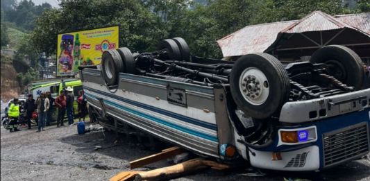 Autobús queda volcado sobre la cinta asiática en inmediaciones del kilómetro 126 de la ruta Interamericana.