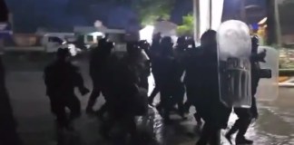 Mingob justifica uso de antimotines en Río Dulce con «nuevo protocolo diseñado bajo lineamientos de la CC» Mingob justifica uso de antimotines durante protestas en Río Dulce, Izabal, con "nuevo protocolo diseñado bajo lineamientos de la CC".