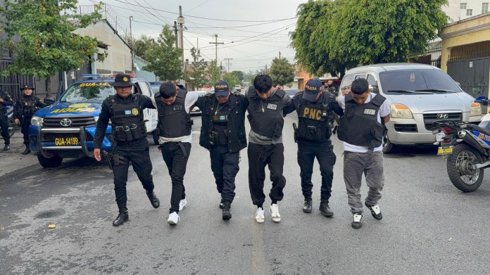 Armas, chalecos y equipo táctico incautado a los presuntos sicarios de la MS-13.