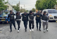 Armas, chalecos y equipo táctico incautado a los presuntos sicarios de la MS-13.
