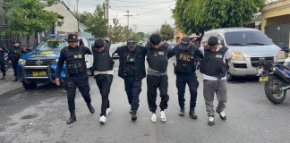 Armas, chalecos y equipo táctico incautado a los presuntos sicarios de la MS-13.