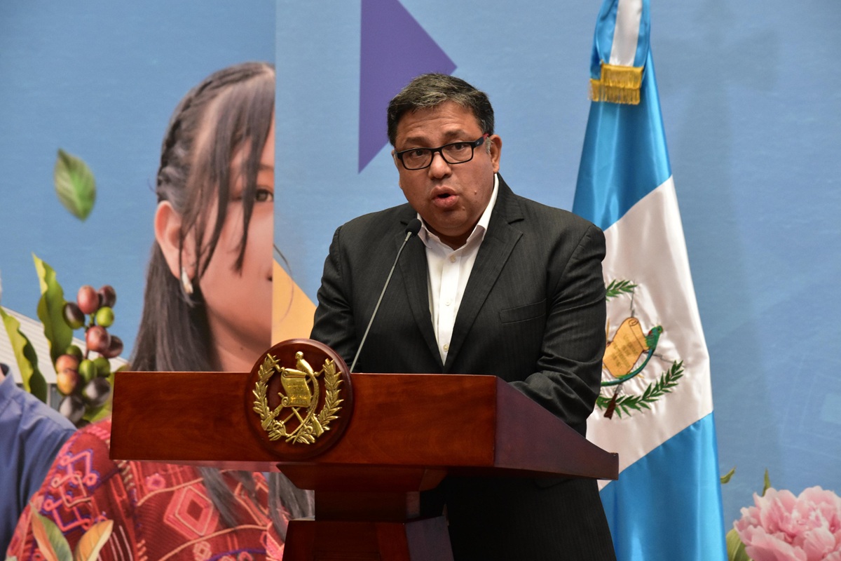 Secretario de Segeplan, Carlos Mendoza, luego de primera convocatoria para el Fondo Nacional de Becas (Fonabe)