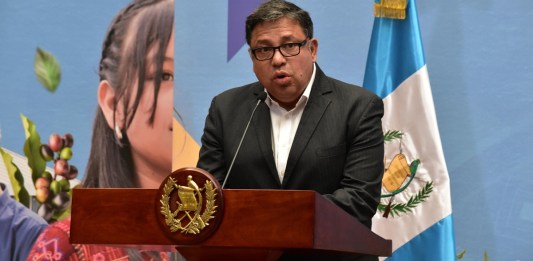 Secretario de Segeplan, Carlos Mendoza, luego de primera convocatoria para el Fondo Nacional de Becas (Fonabe)