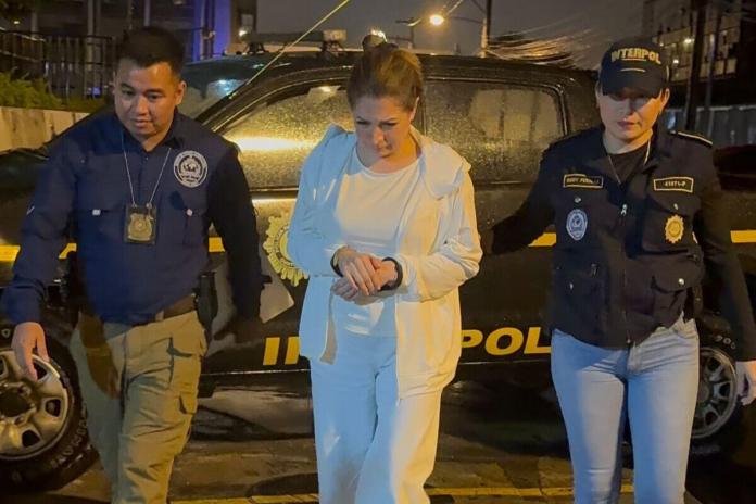 Carol Echeverría fue trasladada a Torre de Tribunales para ser puesta a disposición de juez. Foto La Hora: PNC