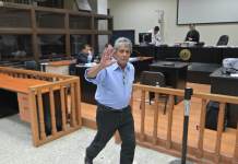 César Augusto Paz, padre de Sindy Paz, se dirigió a Blanca Saravia. Foto La Hora: Fabricio Alonzo