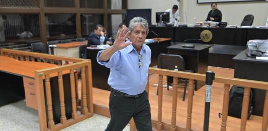 César Augusto Paz, padre de Sindy Paz, se dirigió a Blanca Saravia. Foto La Hora: Fabricio Alonzo
