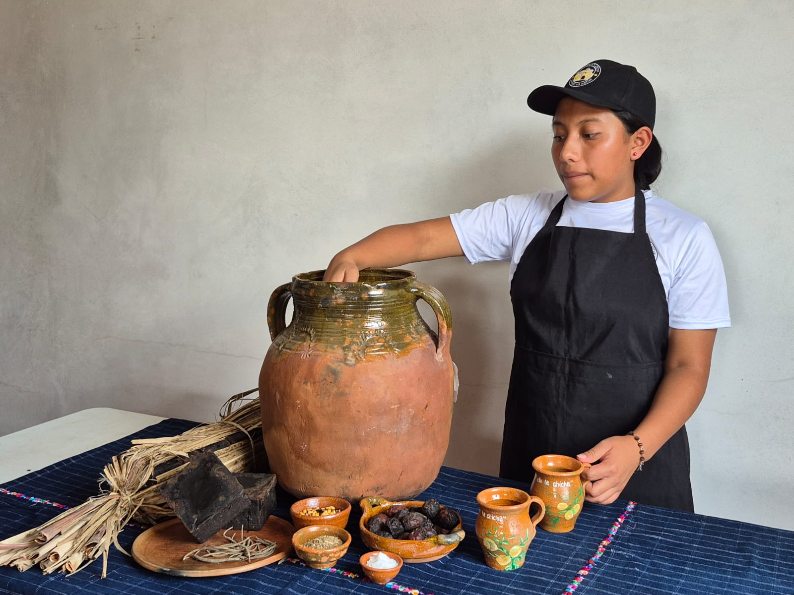 Una joven emprendedora muestra los ingredientes de la Chicha.
