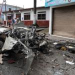 Fotografía de los escombros de un automóvil luego de una explosión este martes, en Corinto, Cauca (Colombia). Las explosiones de dos carros bomba que no dejaron víctimas alteraron el orden público en las primeras horas de este martes en el departamento colombiano del Cauca (oeste), según informaron las autoridades. Foto La Hora: EFE.