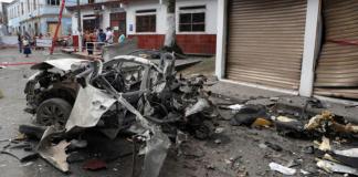 Fotografía de los escombros de un automóvil luego de una explosión este martes, en Corinto, Cauca (Colombia). Las explosiones de dos carros bomba que no dejaron víctimas alteraron el orden público en las primeras horas de este martes en el departamento colombiano del Cauca (oeste), según informaron las autoridades. Foto La Hora: EFE.