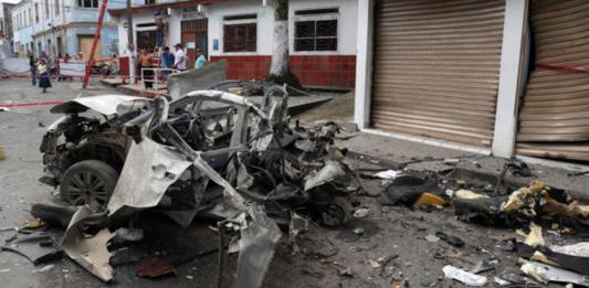 Fotografía de los escombros de un automóvil luego de una explosión este martes, en Corinto, Cauca (Colombia). Las explosiones de dos carros bomba que no dejaron víctimas alteraron el orden público en las primeras horas de este martes en el departamento colombiano del Cauca (oeste), según informaron las autoridades. Foto La Hora: EFE.