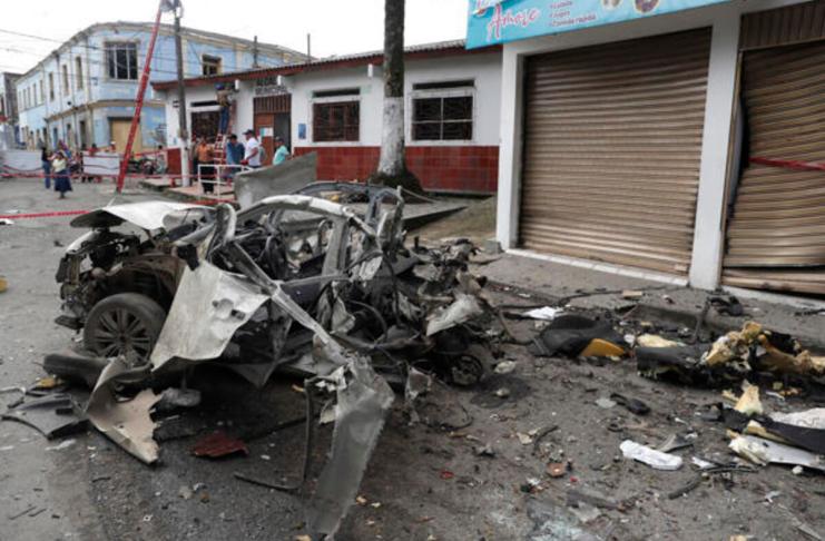 Fotografía de los escombros de un automóvil luego de una explosión este martes, en Corinto, Cauca (Colombia). Las explosiones de dos carros bomba que no dejaron víctimas alteraron el orden público en las primeras horas de este martes en el departamento colombiano del Cauca (oeste), según informaron las autoridades. Foto La Hora: EFE.