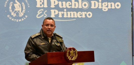 Comandante general de Ejército, Henry Sáenz, ministro de Defensa Nacional