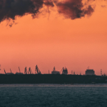 Con el cierre del estrecho de Ormuz el barril del petróleo podría llegar a $130, analiza Oxford