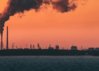 Con el cierre del estrecho de Ormuz el barril del petróleo podría llegar a $130, analiza Oxford