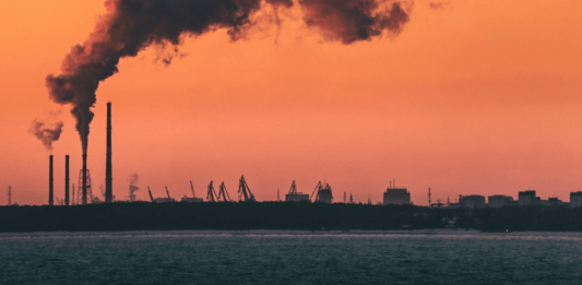 Con el cierre del estrecho de Ormuz el barril del petróleo podría llegar a $130, analiza Oxford