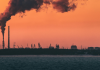 Con el cierre del estrecho de Ormuz el barril del petróleo podría llegar a $130, analiza Oxford