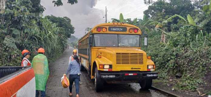 Volcán de Fuego: Pobladores de San Pedro Yepocapa evacuados ante riesgo por actividad volcánica. Foto La Hora: Conred.