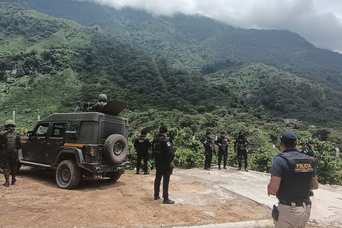 Agentes de la Policía Nacional Civil, realizando operativos parte del “Plan Mercurio” del control fronterizo. Foto La Hora: PNC