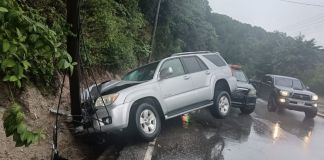 Vehículo que colisionó en contra de un poste en el Bulevar el Austriaco zona 16. Foto La Hora: CBM
