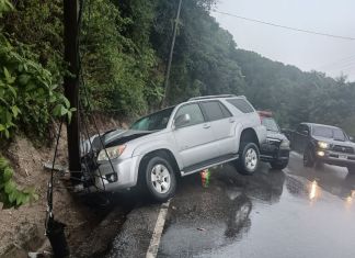 Vehículo que colisionó en contra de un poste en el Bulevar el Austriaco zona 16. Foto La Hora: CBM
